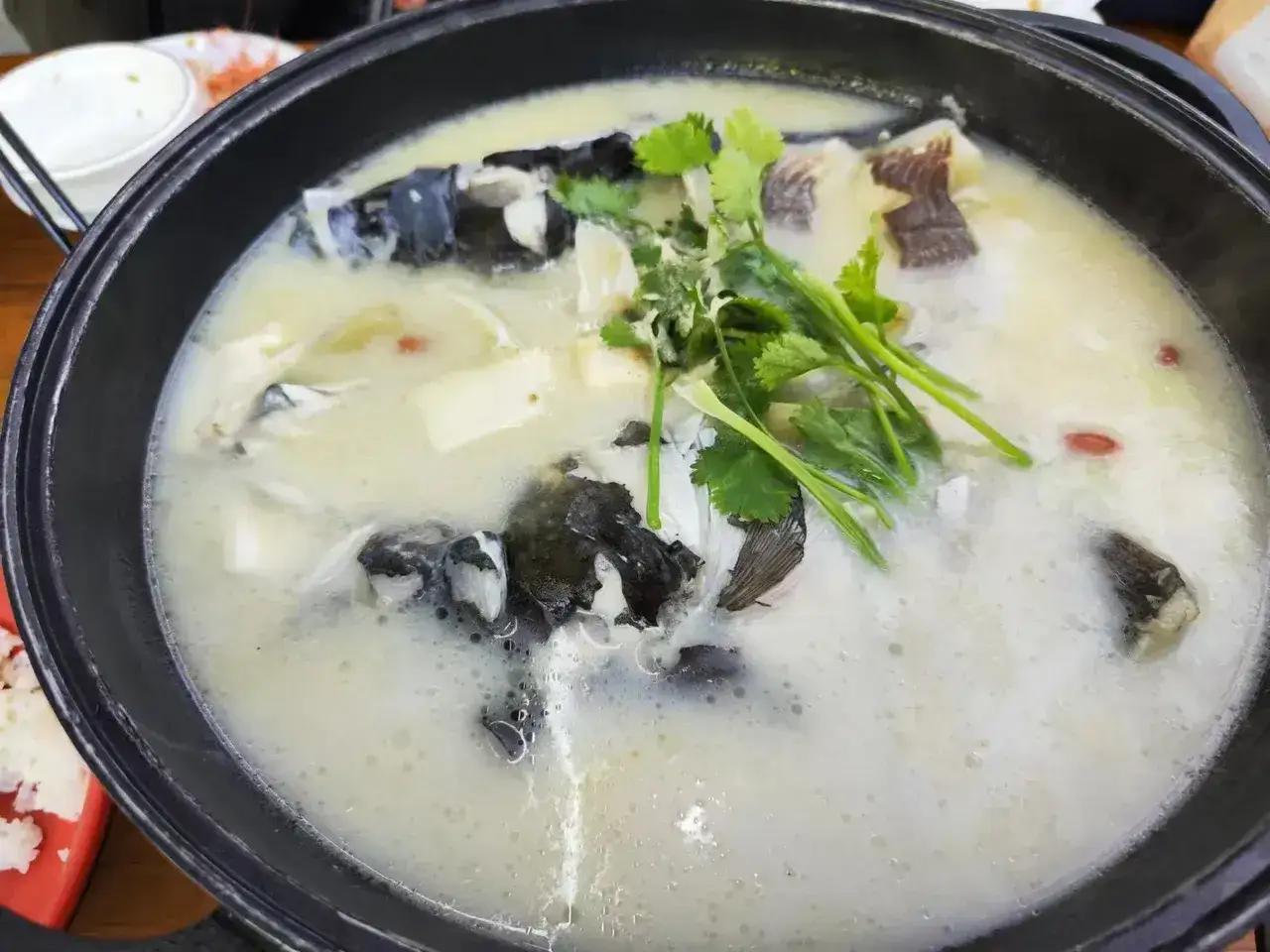 杭州千岛湖不仅仅是风景美，美食也很诱人。去年国庆期间我来千岛湖品尝到了千岛湖入口