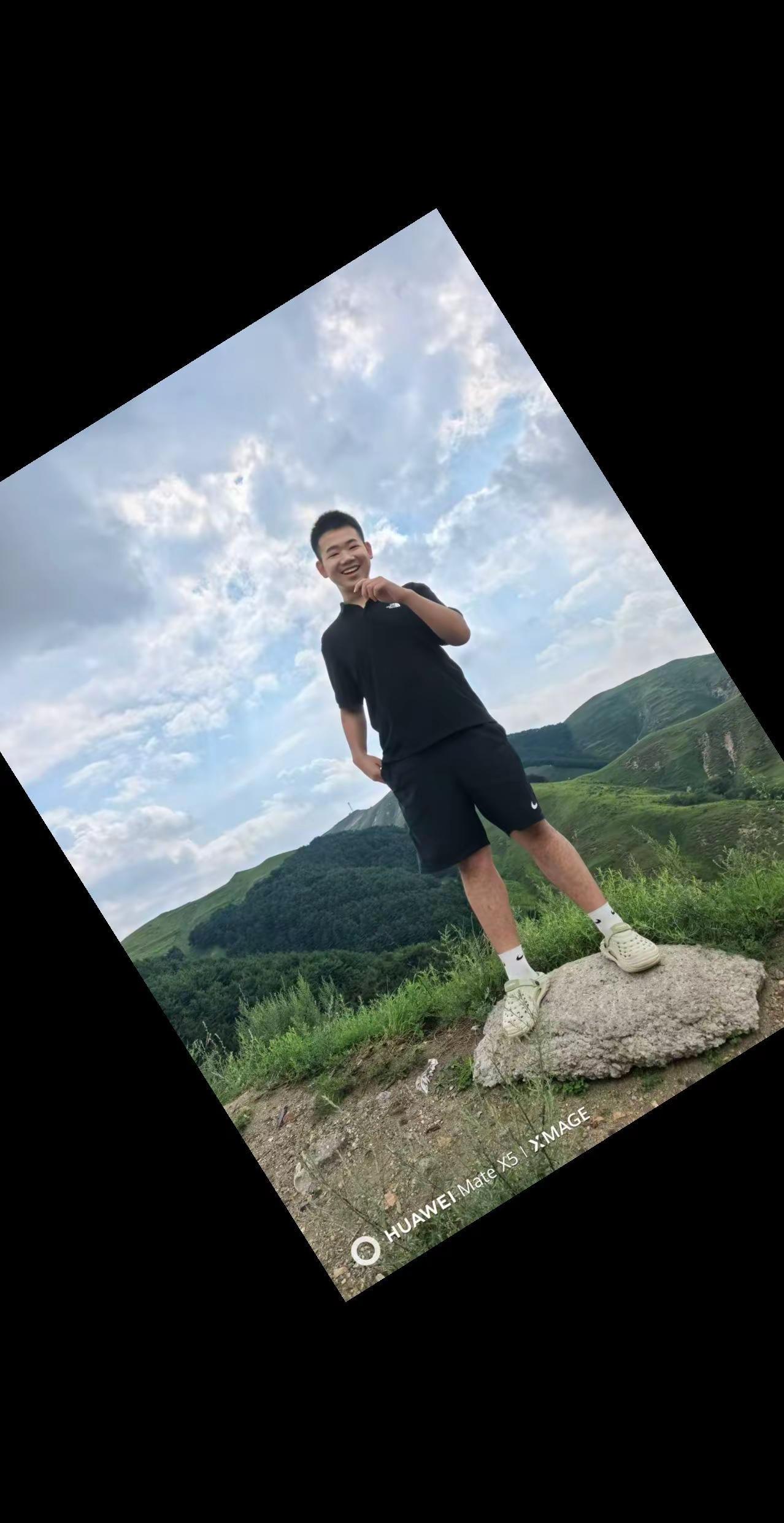 加油吧！年轻人！户外徒步 运动穿搭 爬山感受自然 站在山顶的少年