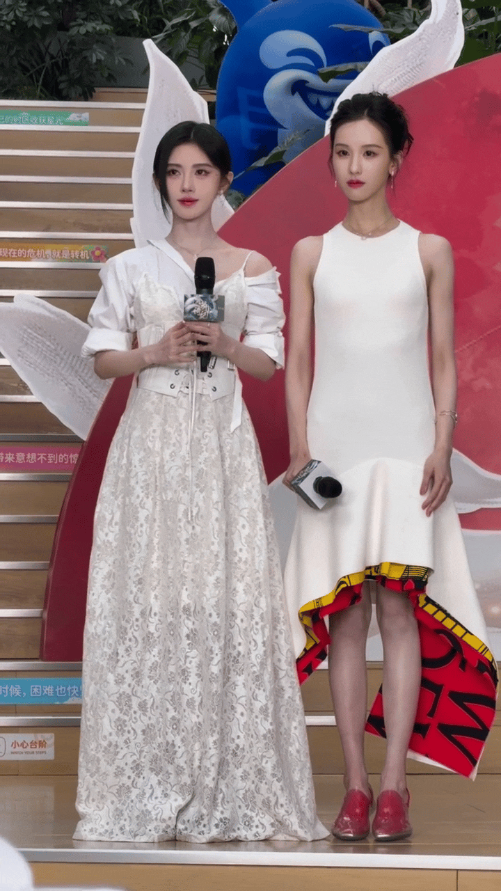 陈都灵和鞠婧祎两位大美女同框，陈都灵清冷高挑，鞠婧祎小家碧玉，两位都是女神级别的