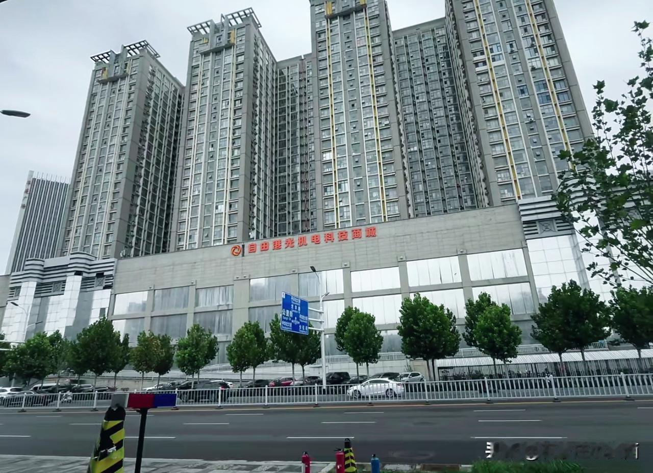 秋日生活打卡季石家庄自由港斜楼，一直都有很多传说，网上关于自由港的故事特别多。里
