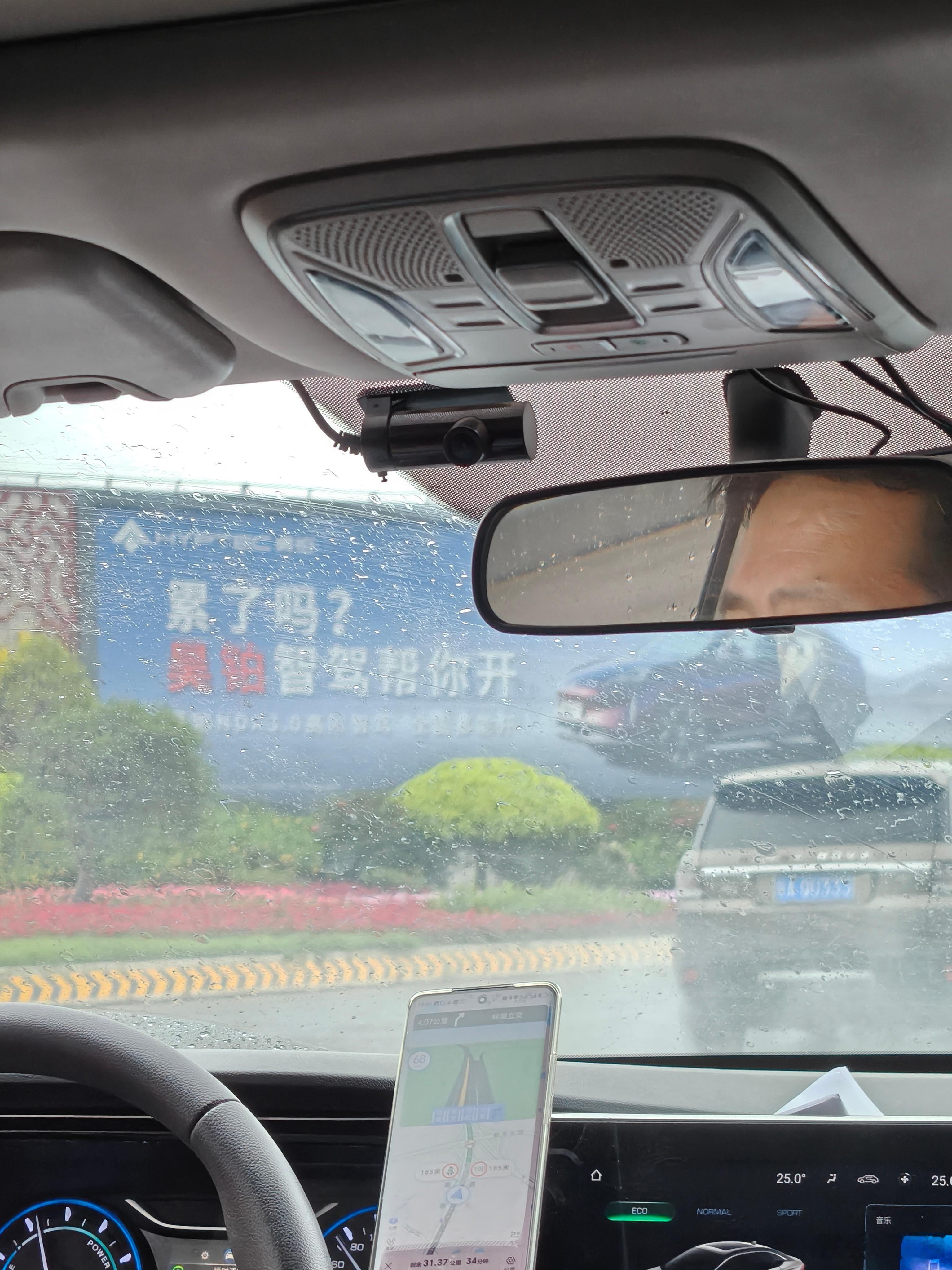 落地广州，在机场高速口看到了昊铂的广告牌「累了吗?昊铂智驾帮你开」现在敢这么打广