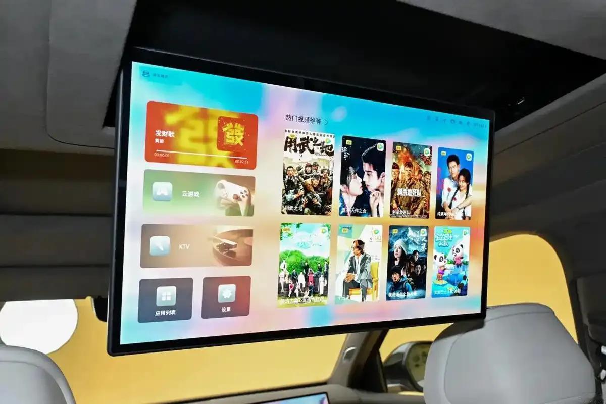 如果说外观还保留着德系的克制，那拉开车门，这套“云栖智舱”简直让人怀疑这是不是一