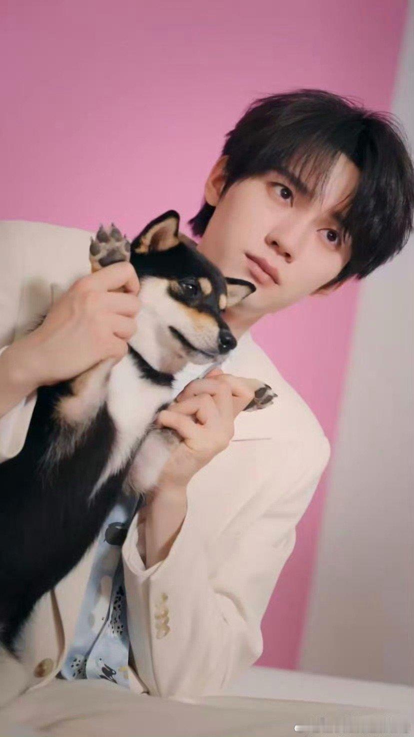 周翊然撒狗粮撒到我的心巴上周翊然这撒的哪是狗粮啊，这撒的全是魅力，这专注的眼神都