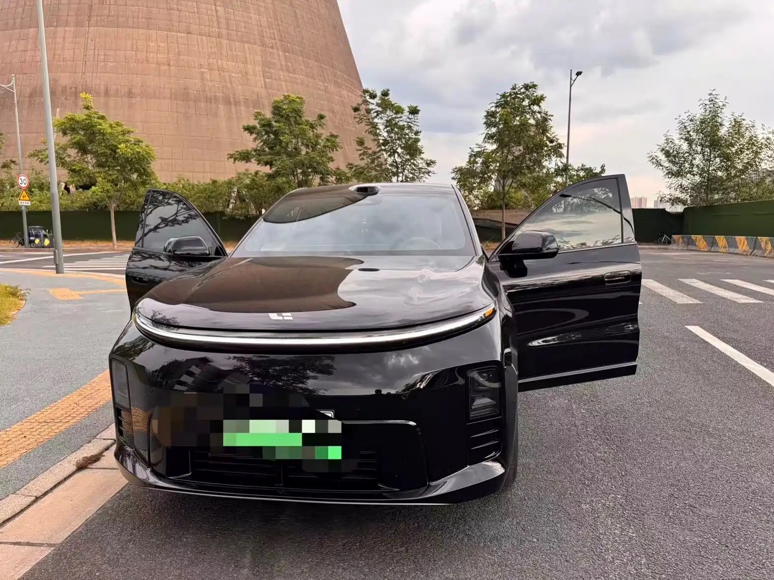 2026 款理想 L6 8 月改款上市，定位中中型家用增程 SUV，主打五座大空