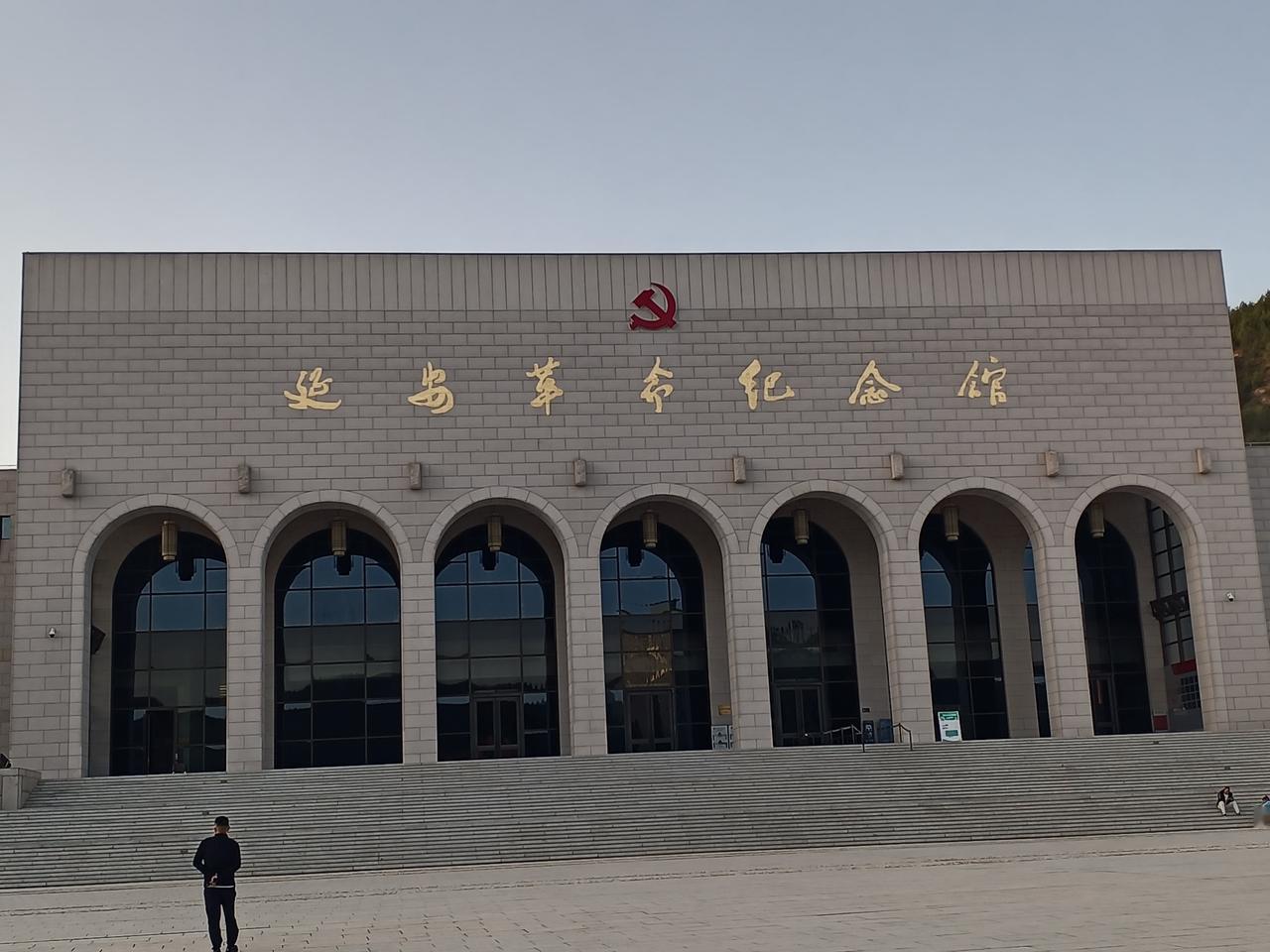 延安红色之旅。
     来到延安，就是一趟红色之旅。上午参观了延安革命纪念馆，