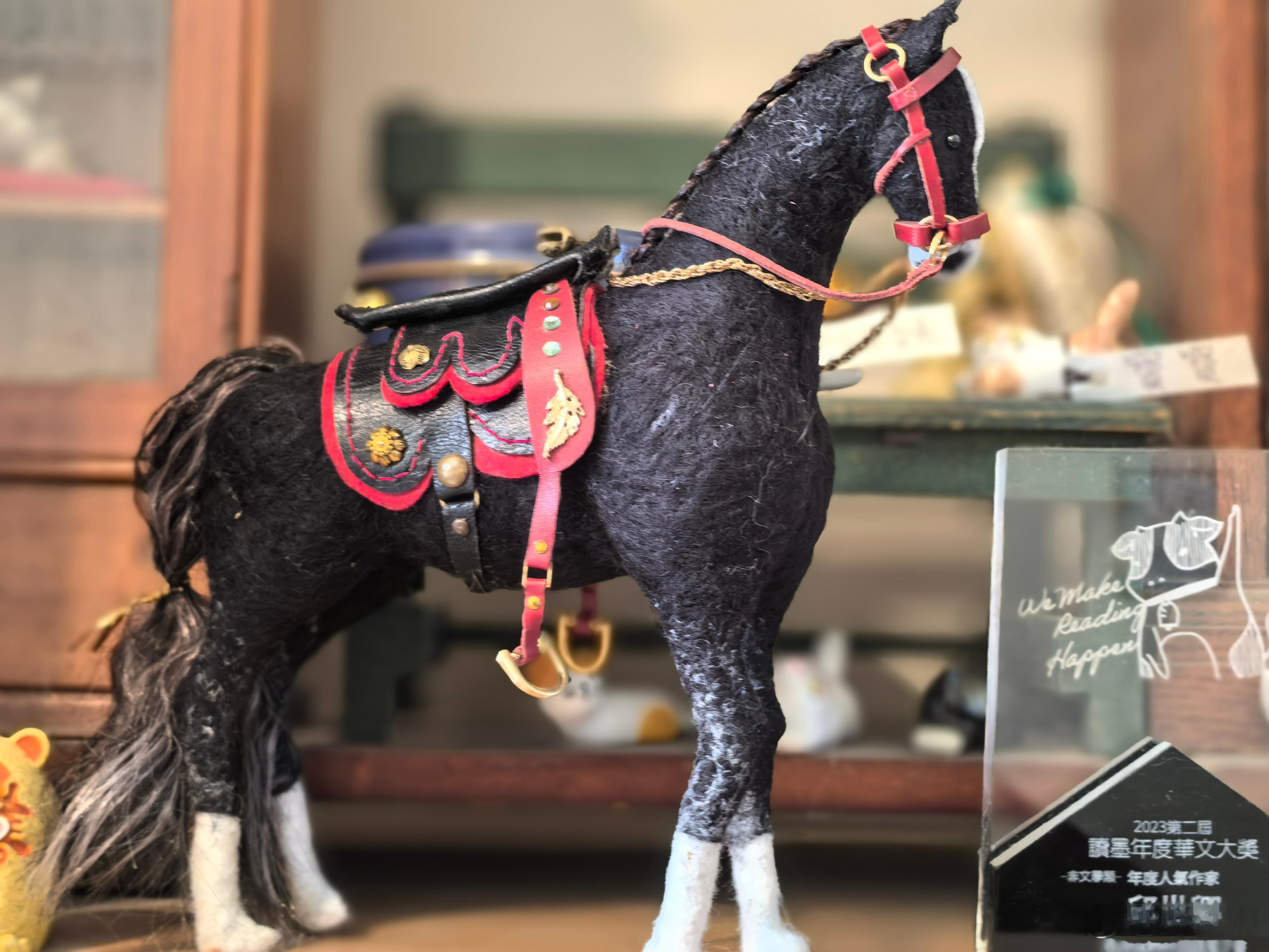 謝謝念國送我的駿馬，到今天才捨得拿出來放到位置上。此馬曰踏雪，倚劍行千里。分享图