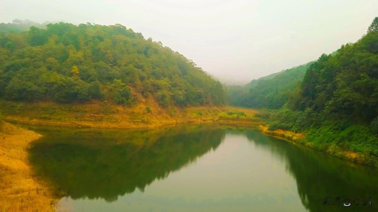 山青水秀，一汪绿水。小女孩，为了一条裙子，跳进绿水之间，沉入水底，魂归山水，成了