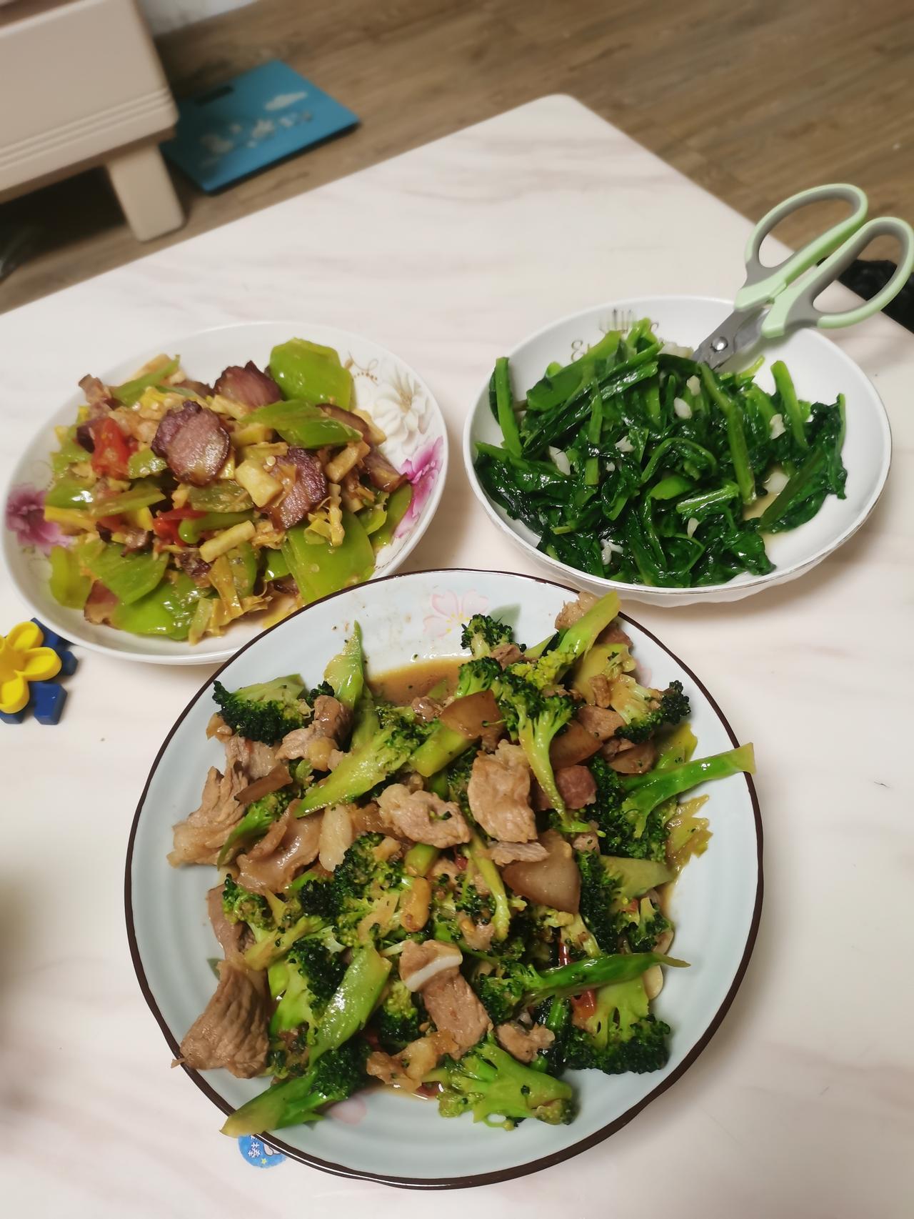 今晚我们父子两吃三个菜，
8块钱晚饭，
在广西，属于什么生活水平？