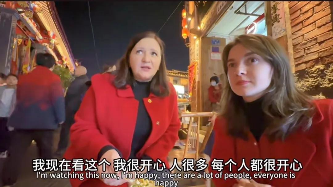 嫁到福建莆田的乌克兰媳妇卡佳带母亲逛街，母亲难过地落泪，她表示：如果乌克兰也像中