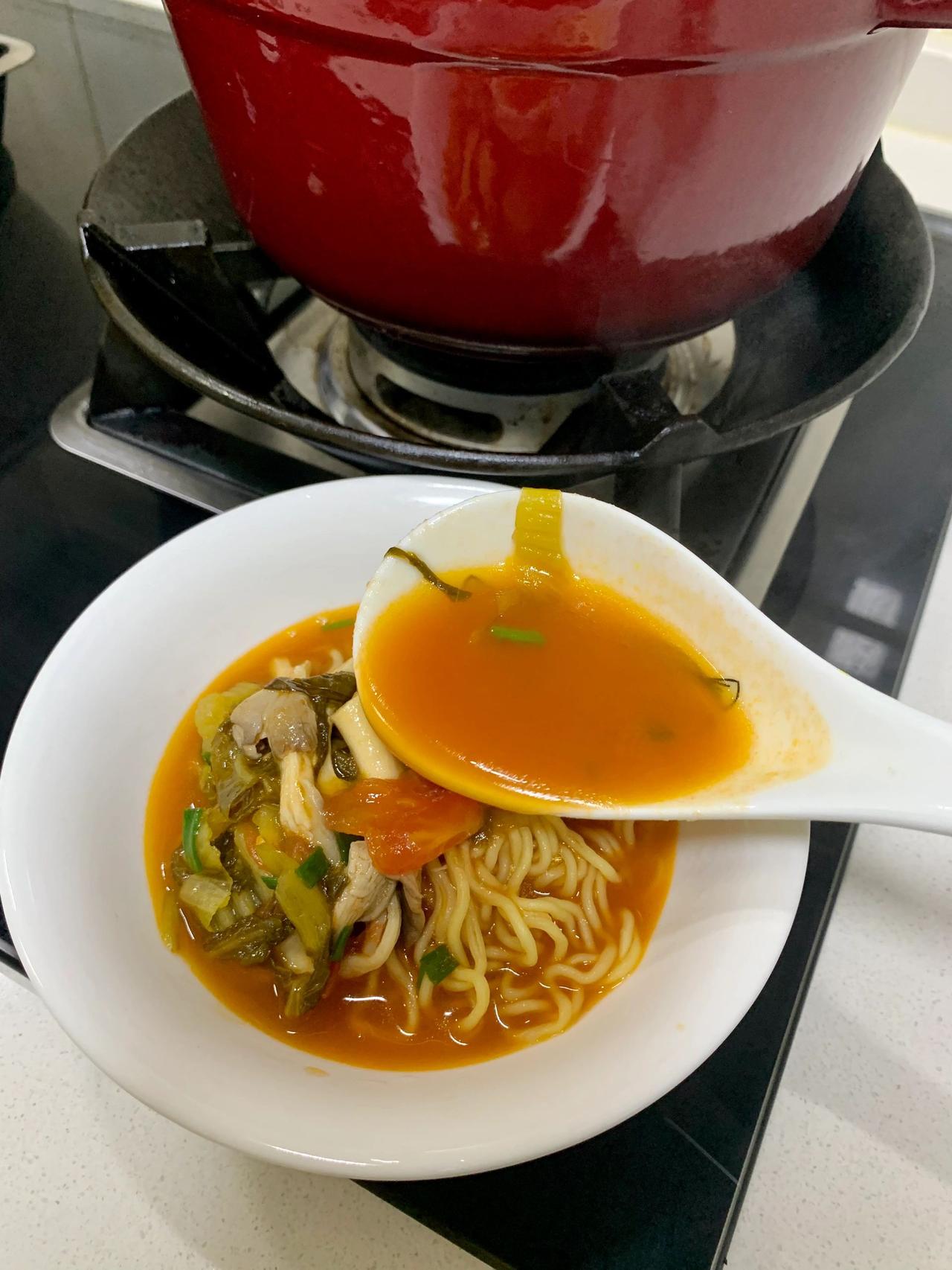 番茄浓汤面，这巨浓的汤汁裹满每一根面条
我本来是想吃番茄酸菜锅底火锅，奈何只有我
