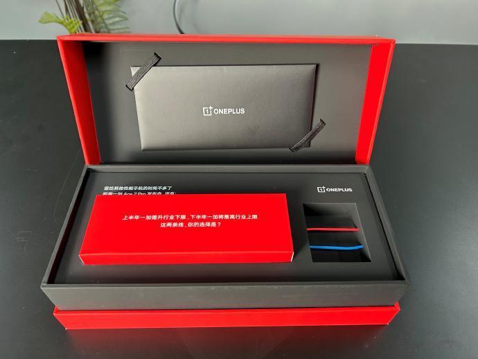 收到了一加发来的「定时炸弹」

急！到底该剪红线还是蓝线，在线等！