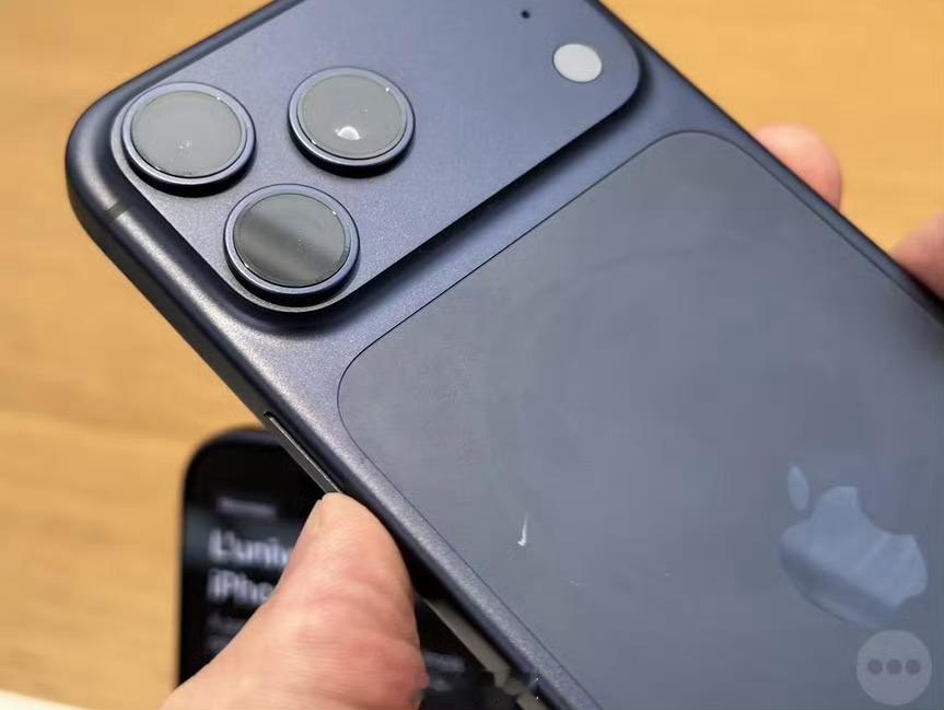 苹果回应iPhone17Pro划痕对于我们这种经常把手机和钥匙之类的硬的东西放在