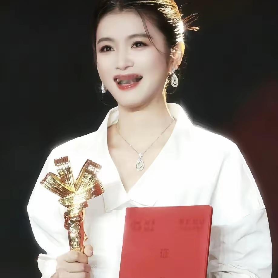 凭借《镖人：风起大漠》里的“燕子娘”，她一举夺得第23届电影频道传媒关注单元“最
