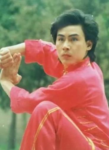 1990年，全国武术冠军赵长军被三个混混打进医院，在得知三名混混当时还处于醉酒状