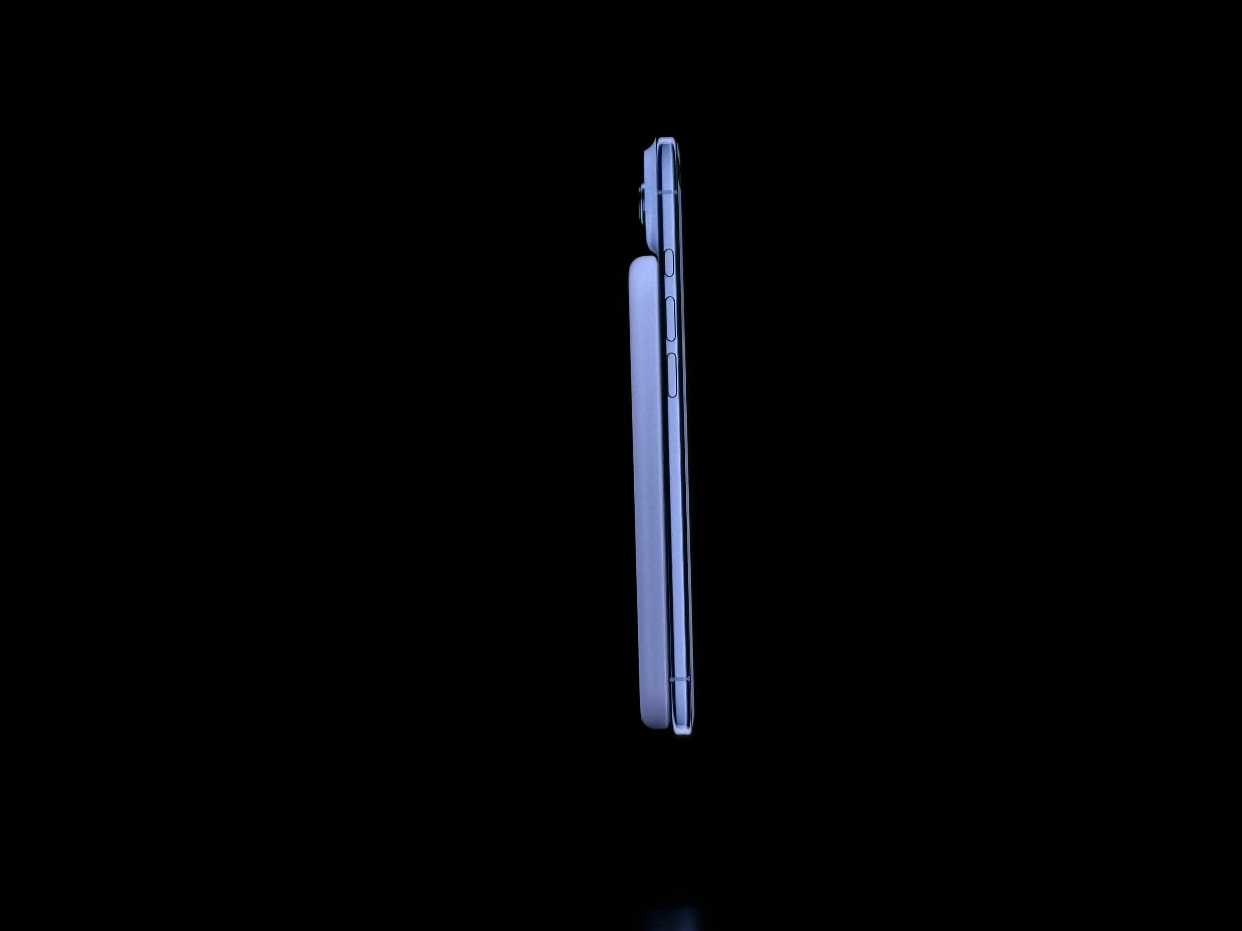 苹果发布会 苹果为 iPhone Air 做了个全新的 MagSafe 电池 ​
