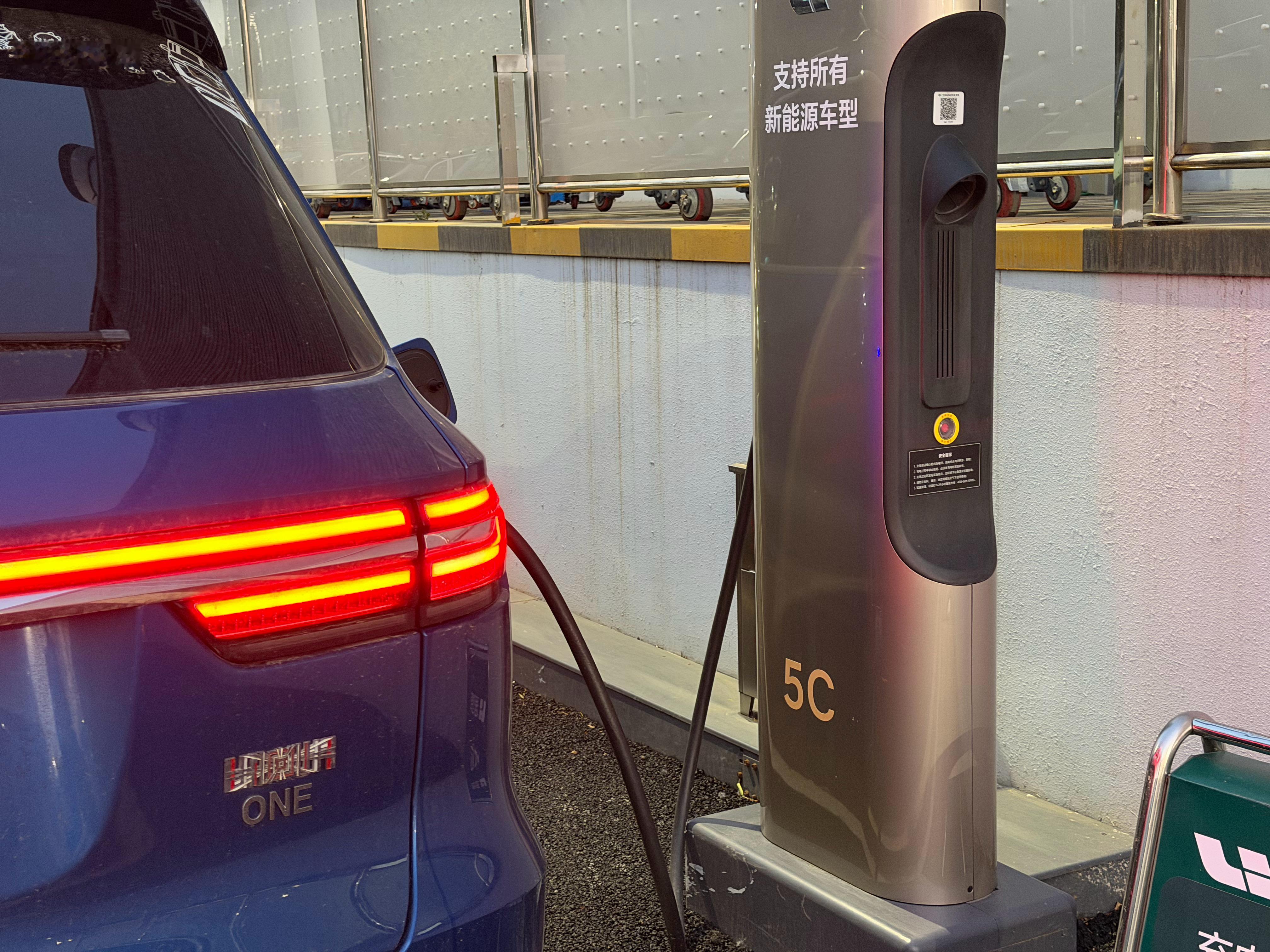 老咕噜棒子也充上理想5C了这是理想总部内部的测试桩，最近5C全面开放，今天车位空