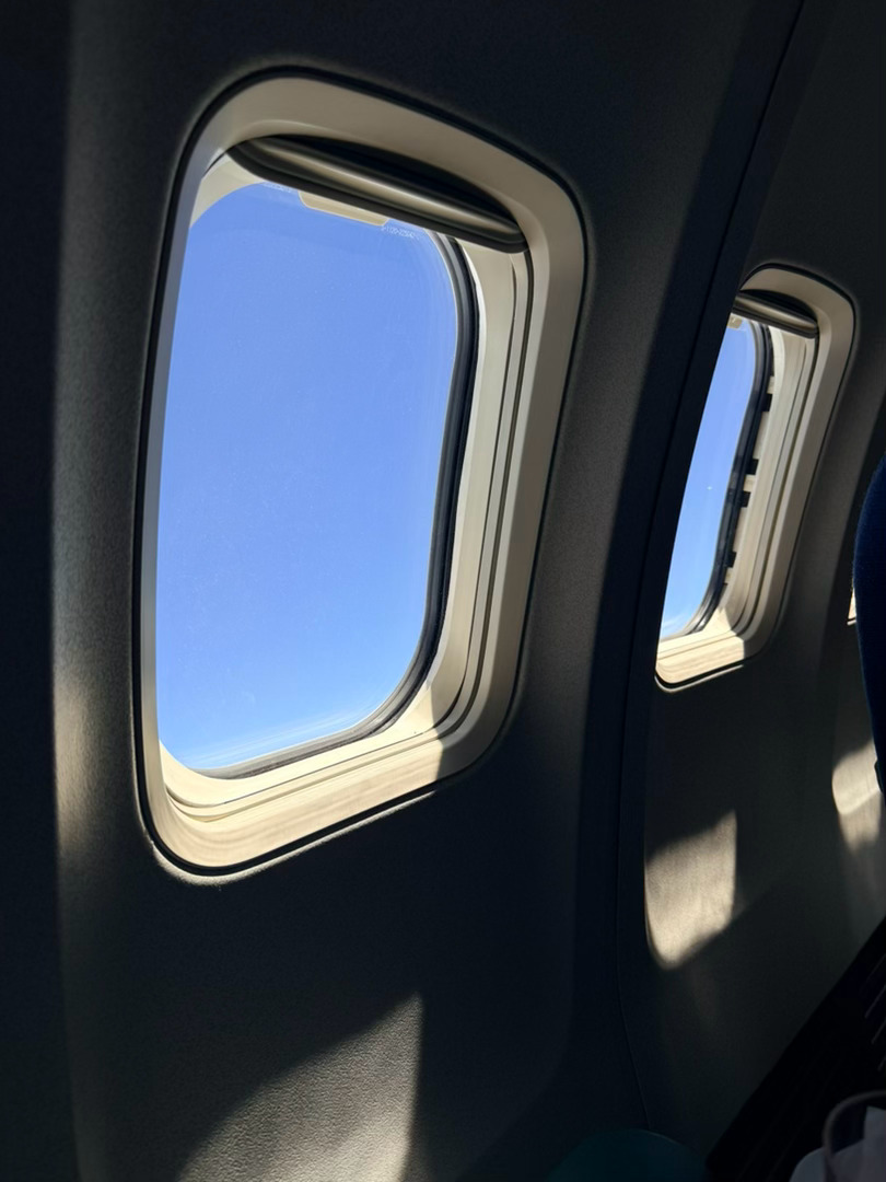 在公海上🚢✈️ 行驶之间 交汇曾经kitty和我坐飞机的时候问我：你都不怕颠簸