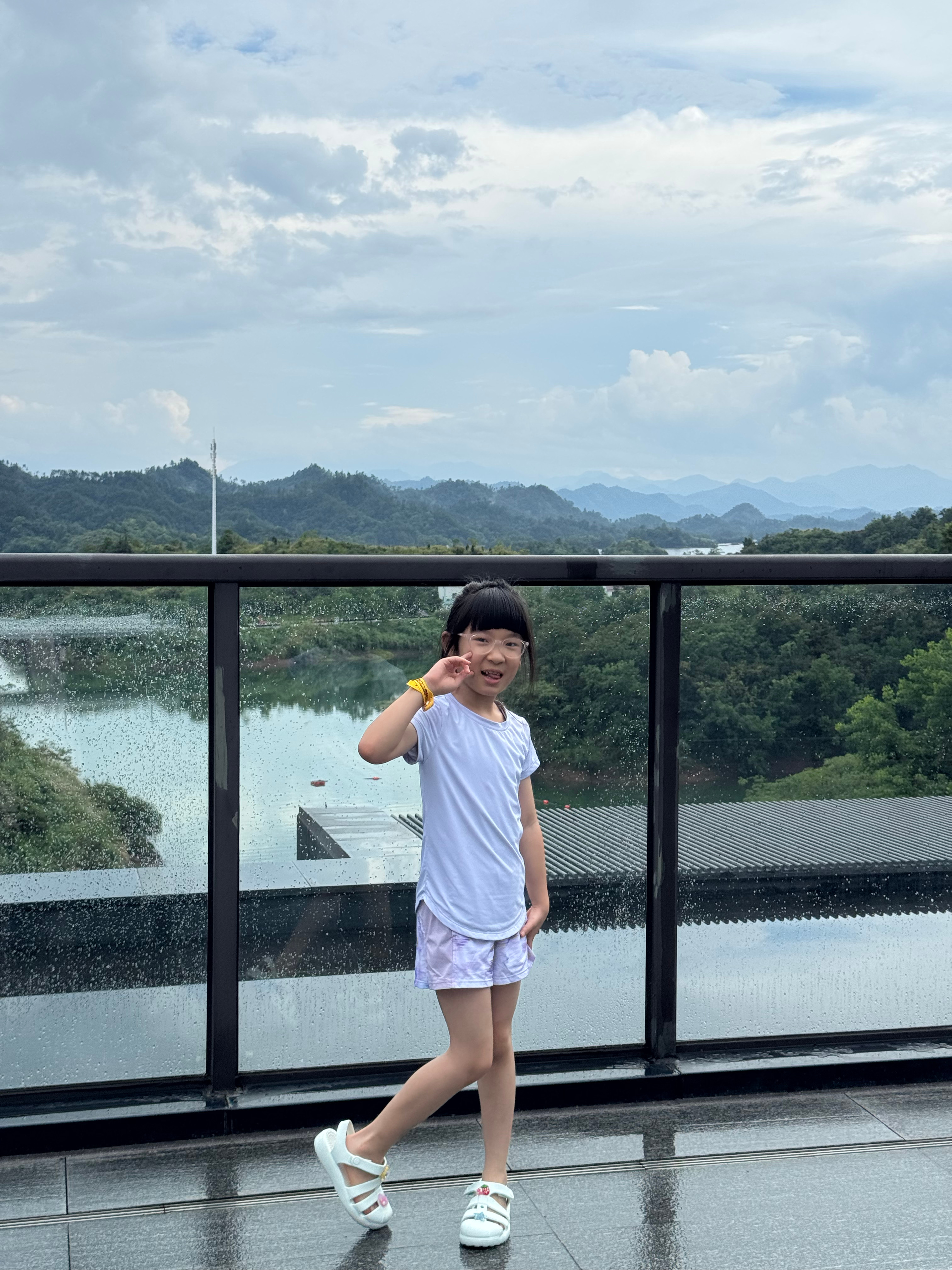 再一次过长江～别管啥泳池都得来一套收翻蹬夹托棠崽的福，妈妈也是人生中第一次见到萤