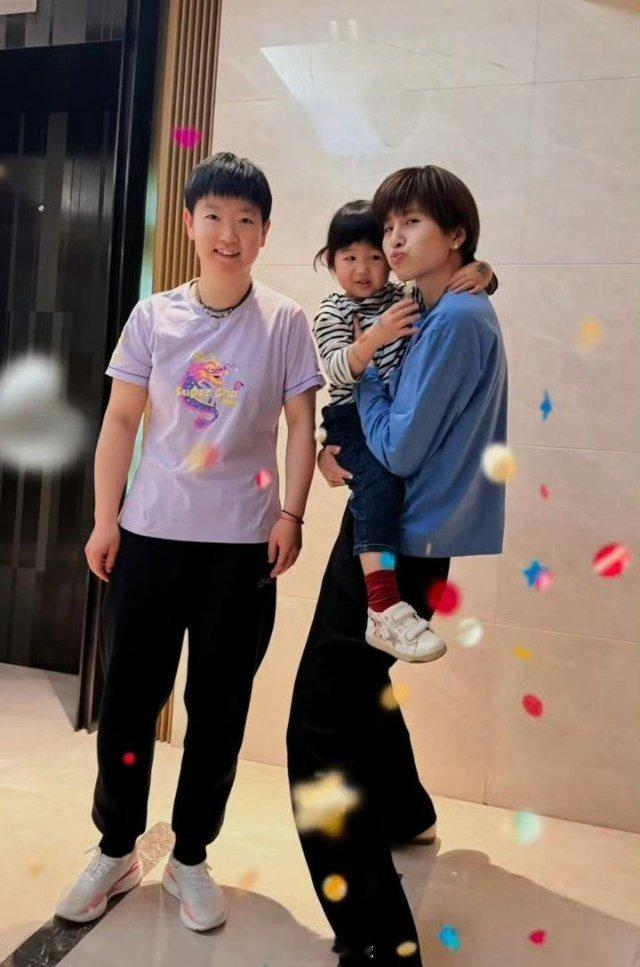 许昕孩子假装给孙颖莎打电话 哈喽的风吹到莎莎这里了，这次是“哈喽，莎莎姐姐”[开