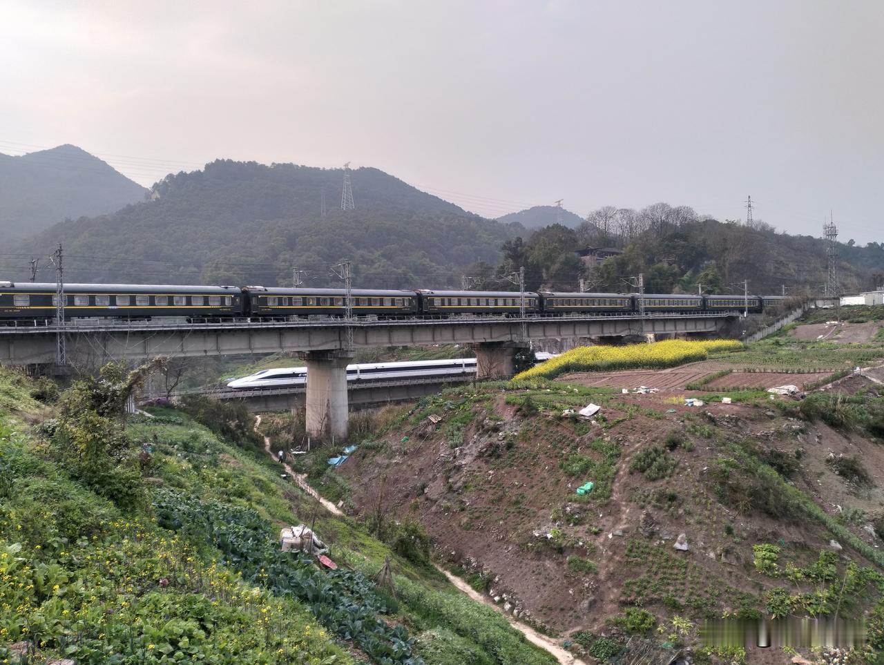 关于普速客运火车是否该和动车组一样全面禁烟的问题网上吵翻了天，动车组列车之所以全