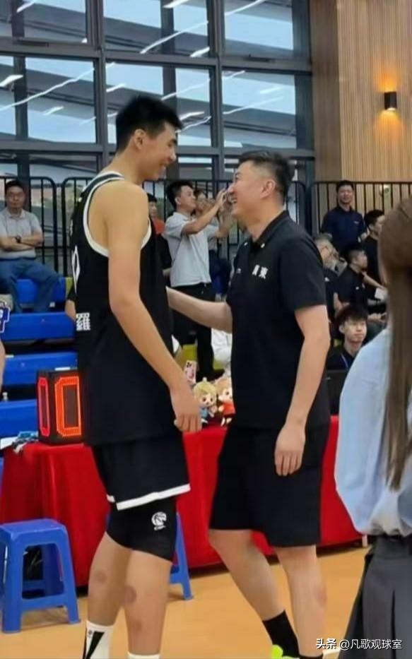 一笑泯恩仇！我真怀疑大家是不是被广东队骗了，徐昕和杜锋见面竟然还有说有笑的，一点