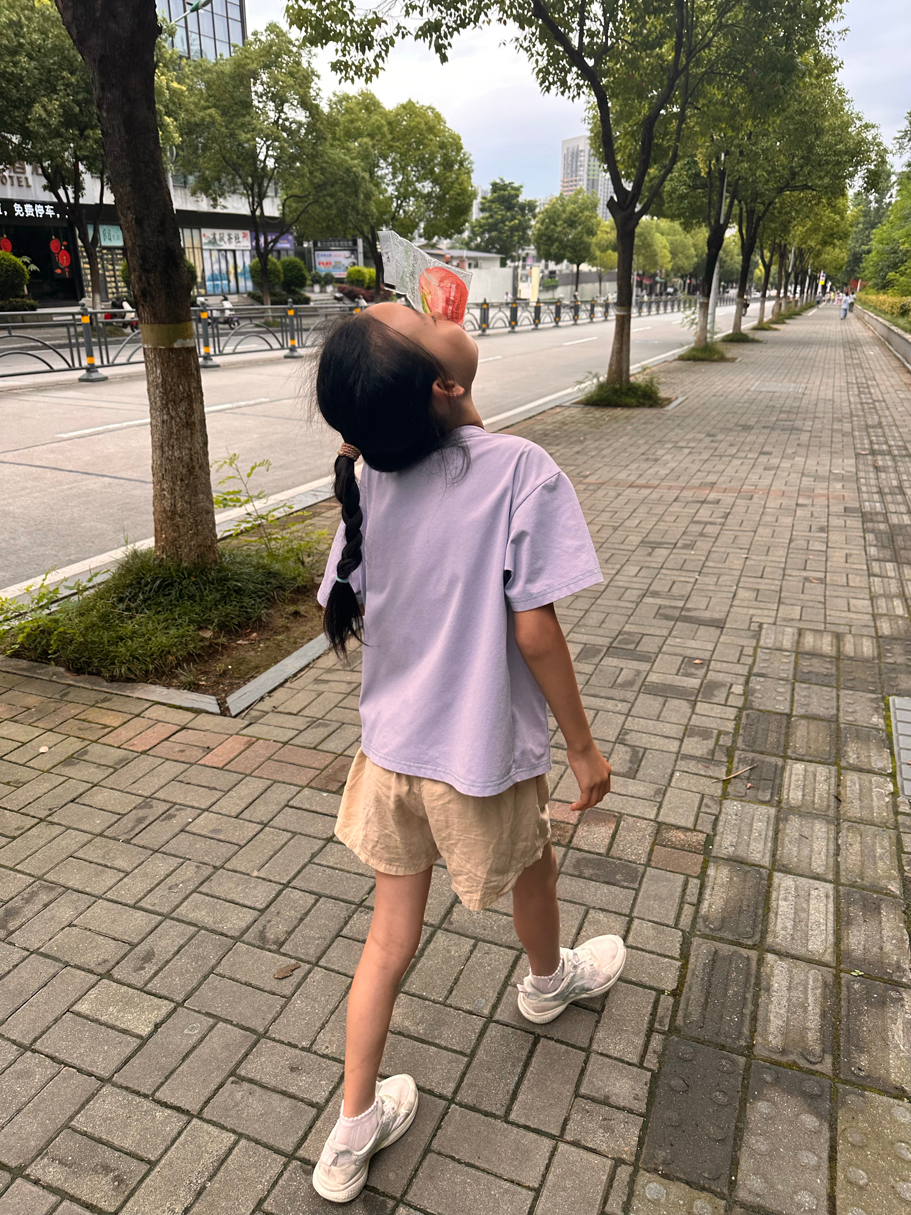 每天早上七点多出门晚上接近10点才回家这几天晚上都在补习数学从内心讲，觉得孩子挺