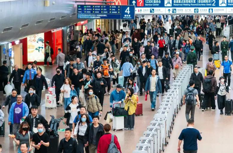 2026年五一假期首日，全国铁路迎来客流高峰，发送旅客量预计达2480万人次，较