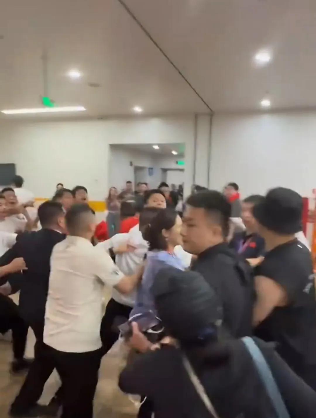 警察叔叔都来了，浙江广厦主场可能将会遭到处罚！

刚结束的G5，广厦惜败首钢。赛
