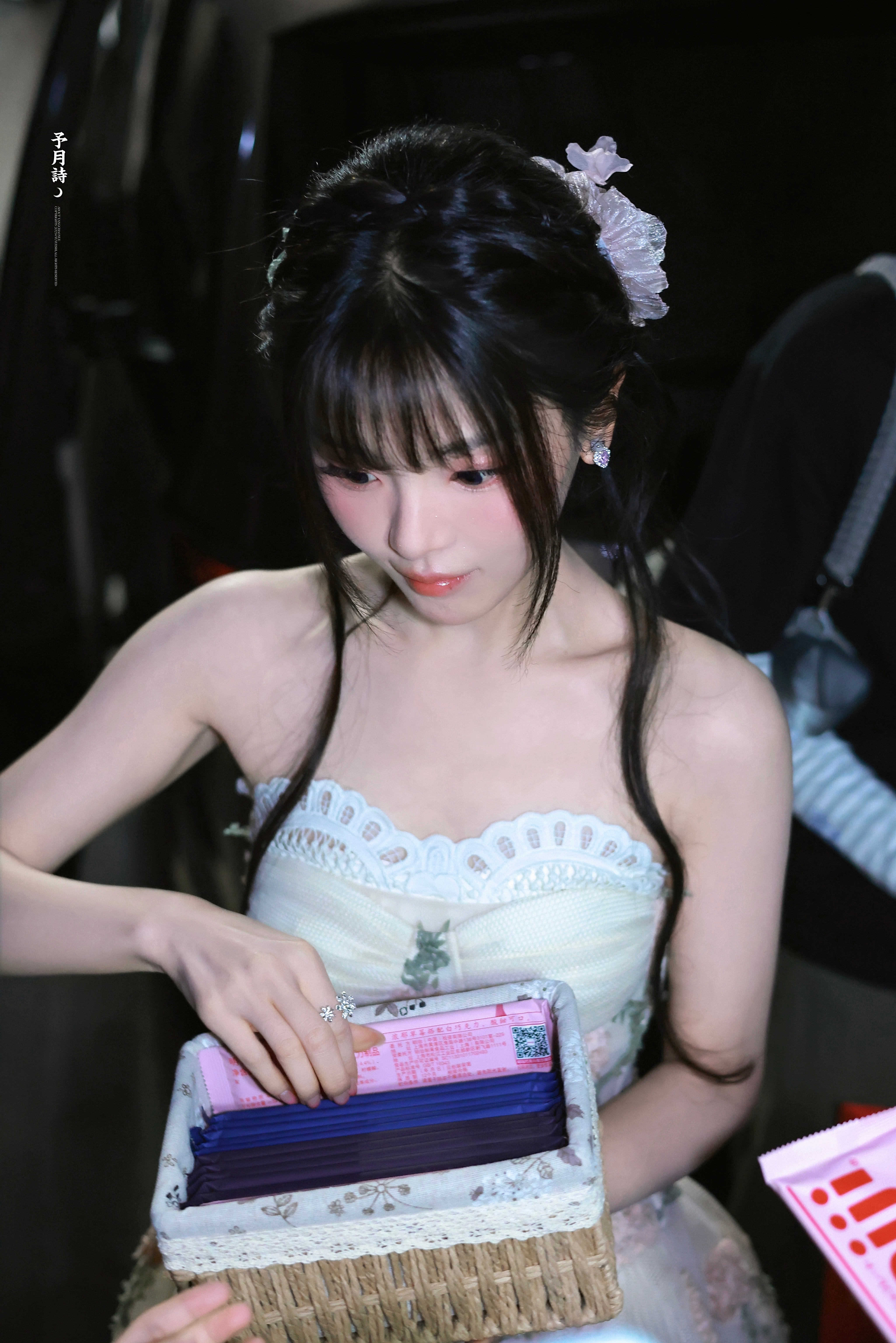 杨超越💜 杨超越就这么展示巴黎世家新包 你的笑容如春风，融化了周围的冰霜𝒀?