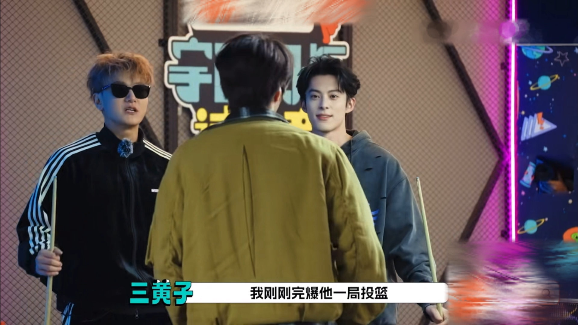 刘耀文 你很痒吗身上 王鹤棣黄子韬穿露背装躲刘耀文笑疯了，各种奇葩姿势百出，耀文