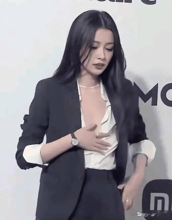 活动上差点走光，衬衫的纽扣是忘记扣了还是自己脱落的呢？

大家有没有看到孙怡出席