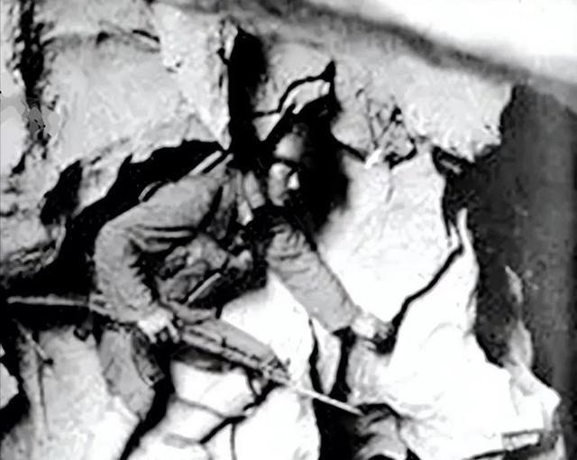 1984年，22岁的士兵陈洪远在老山地区迷路后，误入一个山洞。

黑暗中，他发现