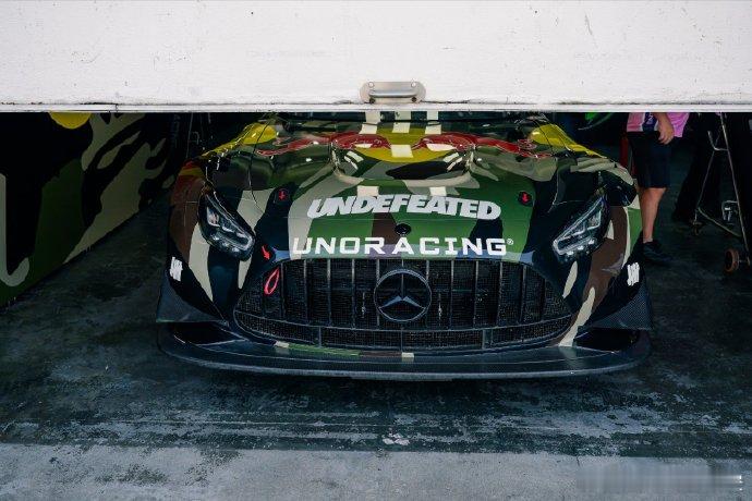 王一博刷新圈速  China GT 珠海站试车日，85 号车手王一博驾驶 AMG