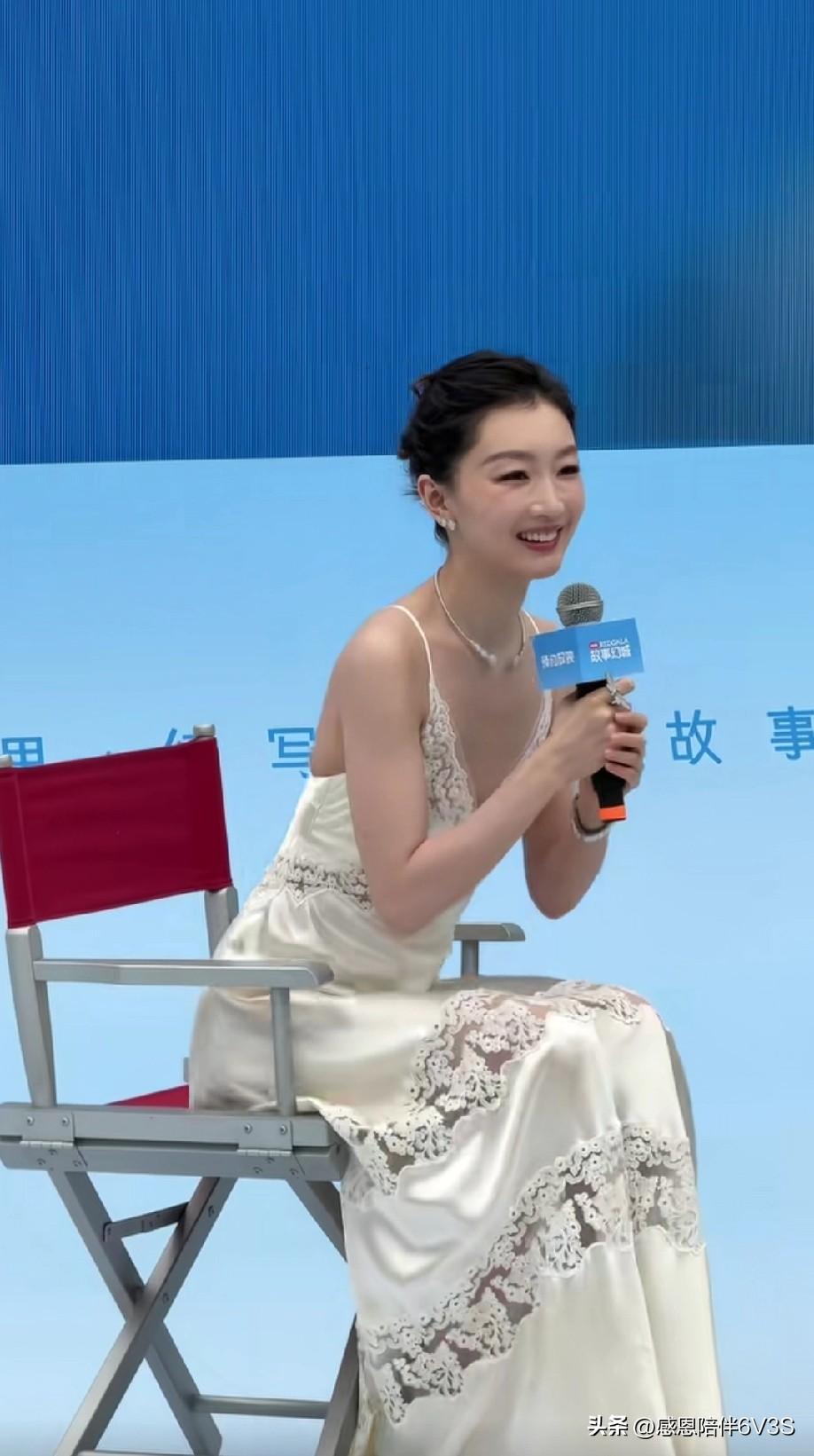 瞅瞅咱们家周冬雨，今天这状态绝了，越看越有味道，那种从骨子里透出来的自信劲儿，比