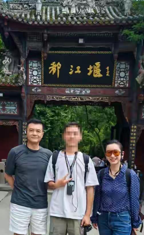 7月23日，秦海璐和王新军带儿子现身四川都江堰游玩，一家三口同框画面温馨又幸福！