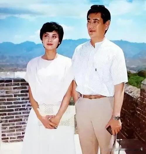 九十年代的老照片了，那个时候都朱琳好有气质啊，没有美颜没有高科技的狠活，明明长得