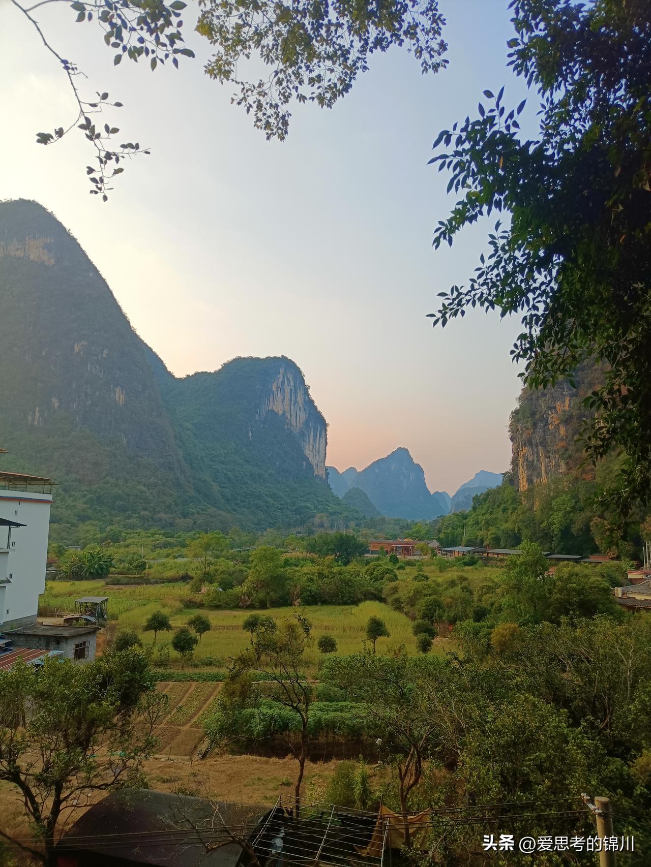 这次出来旅游碰见一件怪事。
第一天晚上，我入住韶山冲。旅游团的人排队分房间号，我