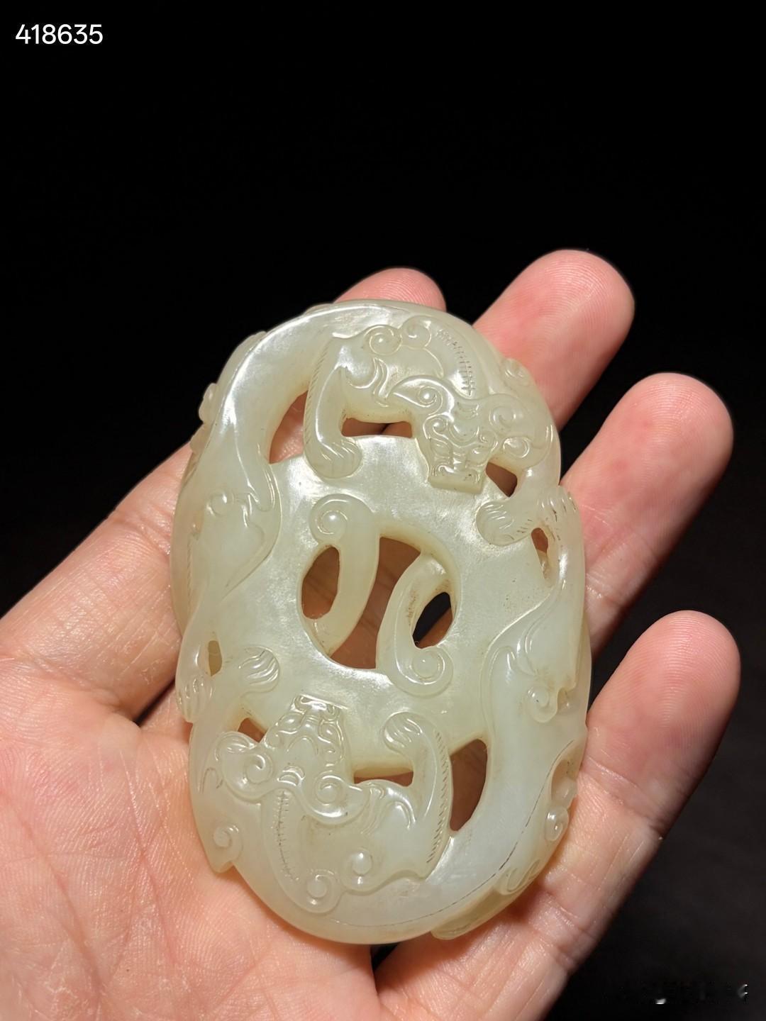 清和田玉双螭龙纹佩
尺寸7.6×4.8×1.35厘米