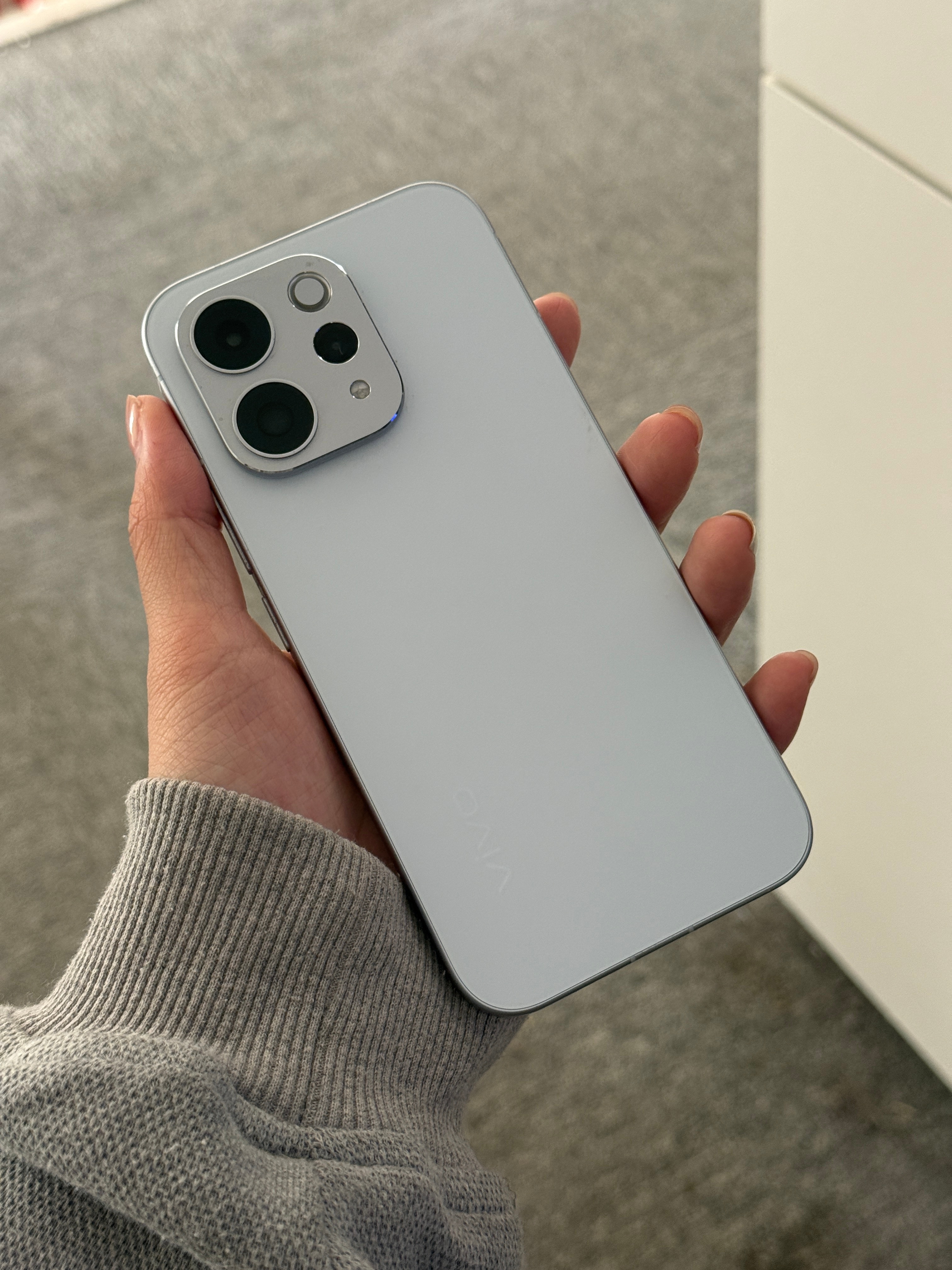 像vivo S50这样的轻薄手机就很适合玩文游…主要是这种宫斗小游戏只要点点点就