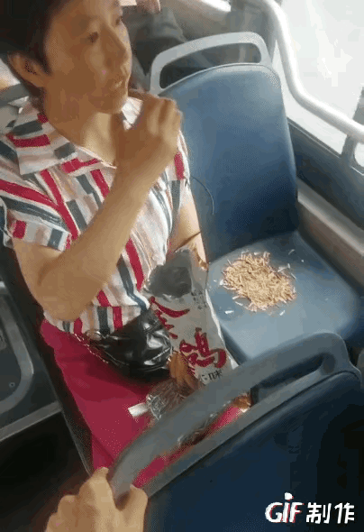 公交车上，一女子穿着条纹衬衫，搭配红色裤子，看起来很优雅！可万万没想到：下一秒，