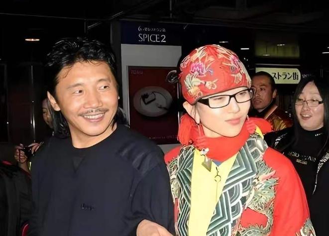 2002年，杨丽萍和富豪刘淳晴结婚7年，刘淳晴对杨丽萍说：“我们要个孩子吧!我想