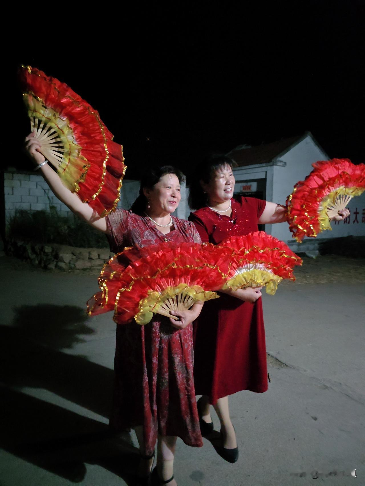 农村的文化娱乐条件令人心酸……

如今的日子过好了，乡亲们都有心情娱乐了。广场舞