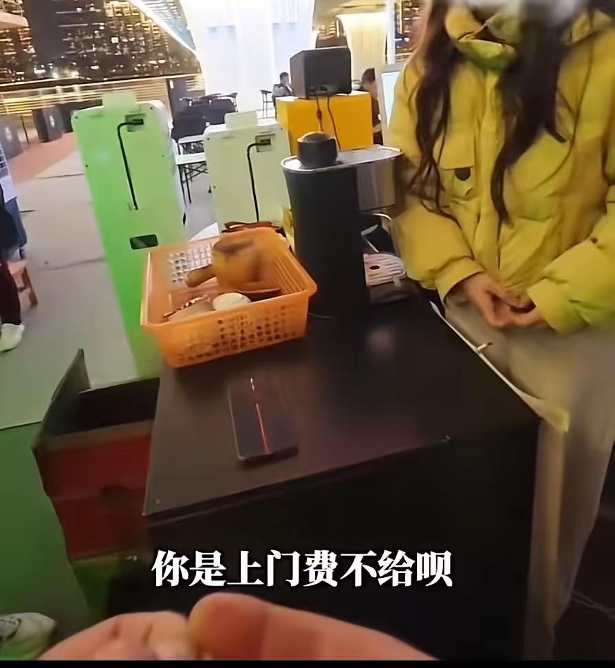 “看一眼就要 50 块？你咋不去抢！”维修师傅索要上门费引发全网激辩，真相究竟如