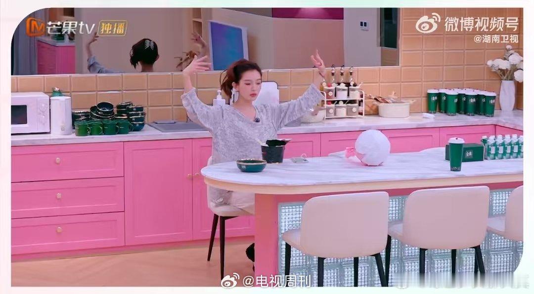 马吟吟看罗予彤练舞哭了乘风2025马吟吟探班，看到罗予彤在《我的地盘》训练中，节