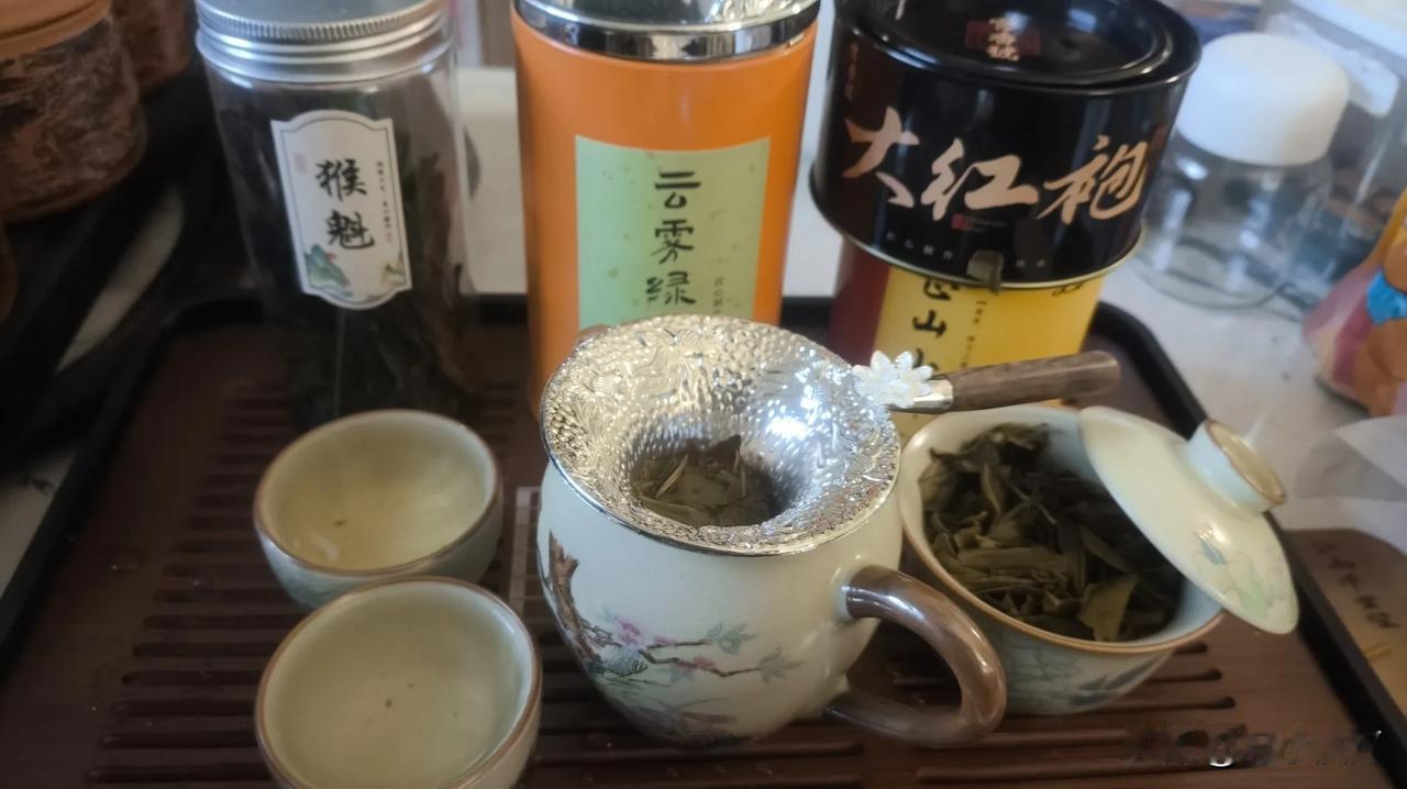 我的宝藏兴趣我喜欢陶瓷，尤喜欢收藏佛山石湾刘氏家族刘南师傅的石榴红釉花瓶和几可乱