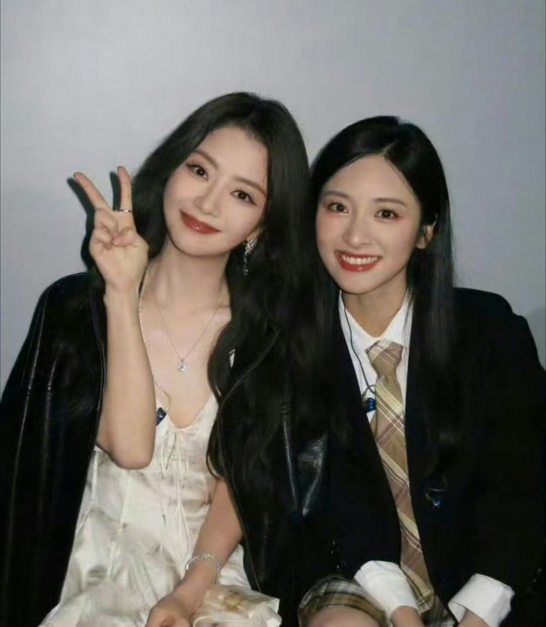 谭松韵心疼沈月吃饭闲聊时，沈月说自己忙到凌晨两三点才有空回谭松韵消息，松韵听完满