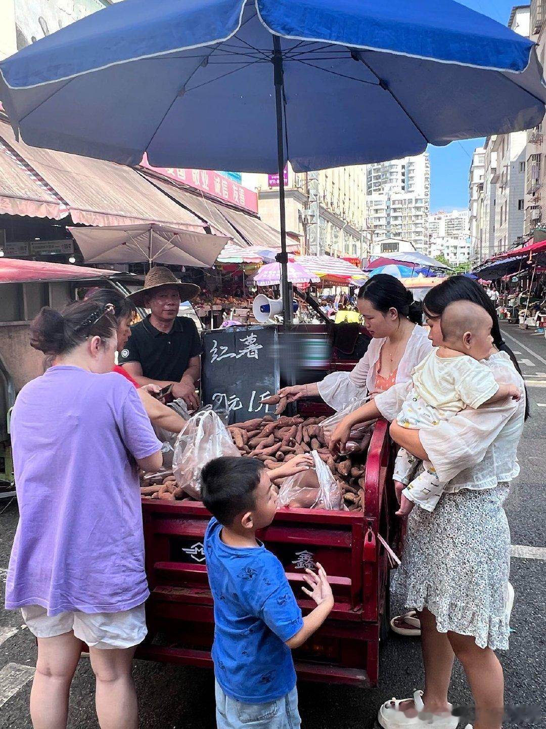 #姆巴佩 广西老表# 姆巴佩的东北口音红薯摊，广西大爷这波操作太6了！足球与红薯