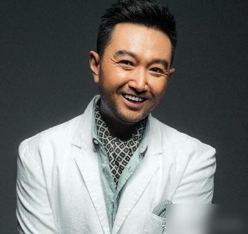 看到李幼斌当年皱眉头盯着朱亚文他们打牌的样子，我总算明白现在的国产剧为啥全是“塑