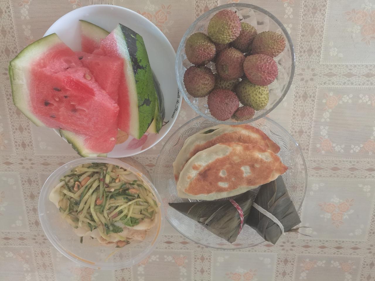 晚餐，开始简餐。

我买的水果，G哥买的小食。

这家伙竟然整回来两个粽子，我可