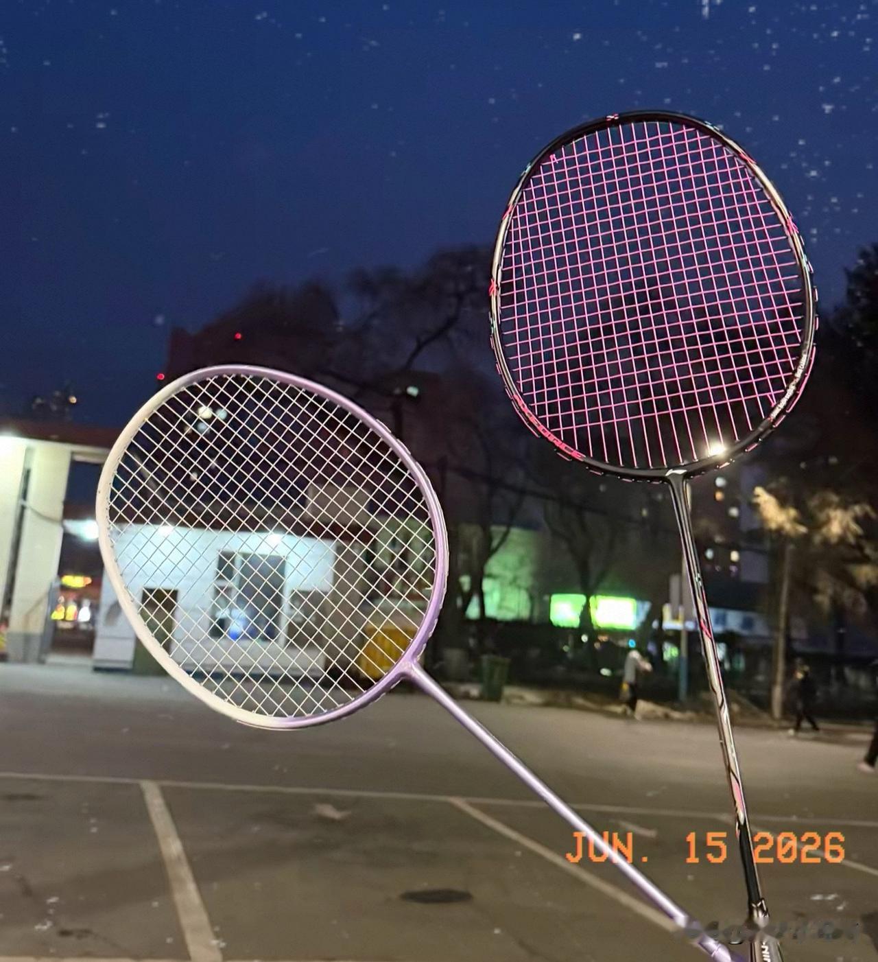 半宿拉夜突发奇想我得运动运动，于是下单买了一副羽毛球拍。
到货跟老爷们在家里打打